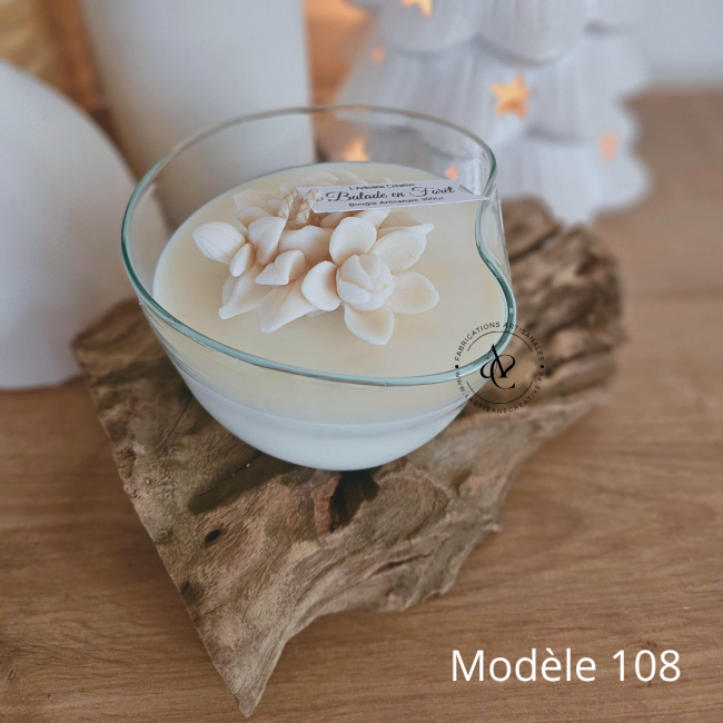 detail-bougie-parfumee-balade-en-foret-fleur-en-cire-verre-souffle-a-la-bouche