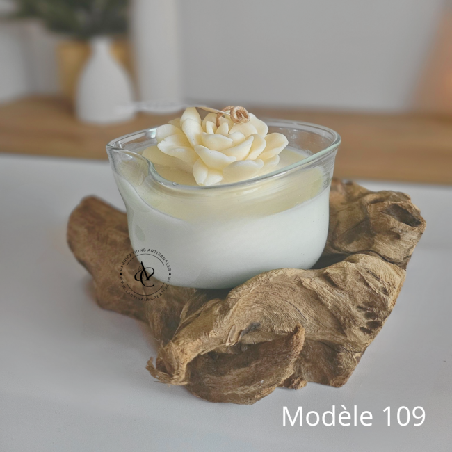 detail-bougie-parfumee-epices-de-noel-verre-souffle-a-la-bouche-decoration-florale-en-cire