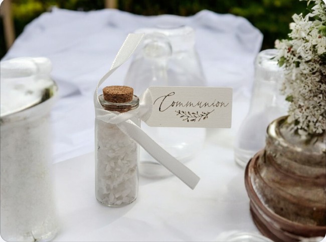 fiole-blanche-communion fiole quartz rose cadeau invité communion en pierres naturelles