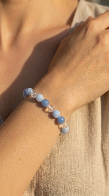 bracelet extensible en pierres naturelles calcedoine, aigue marine, aqua aura et celestine, pierre chakra gorge cadeau femme