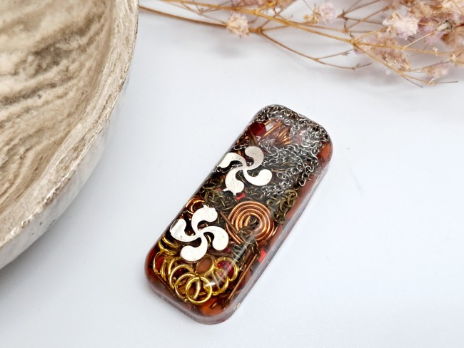 orgonite de poche protection en jaspe rouge et croix basque pour cadeau merci noel ou anniversaire