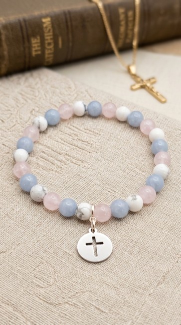 bracelet pierre naturelle quartz rose pour cadeau communion petite fille, charms croix au choix