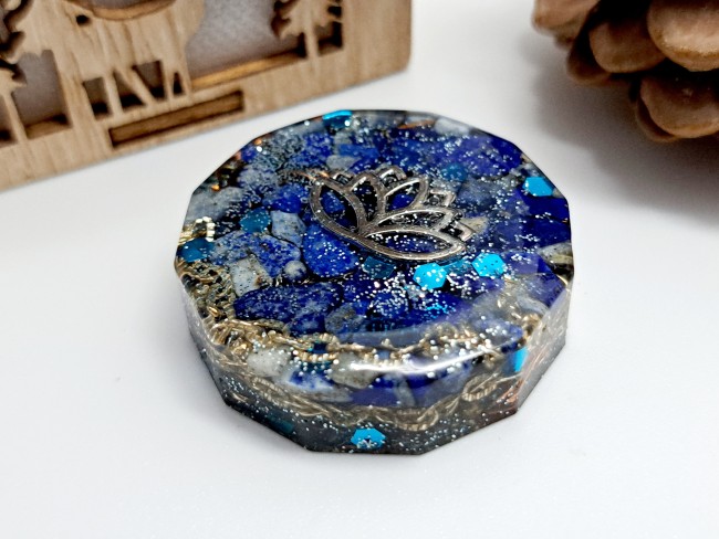 orgonite de poche protection lapis lazuli bleu et fleur de lotus pour cadeau merci noel ou anniversaire