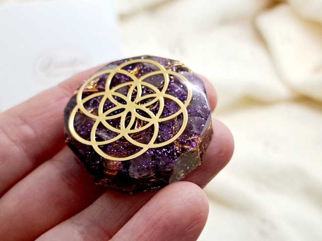 orgonite de poche protection amethyste et lacher prise pour cadeau merci noel ou anniversaire