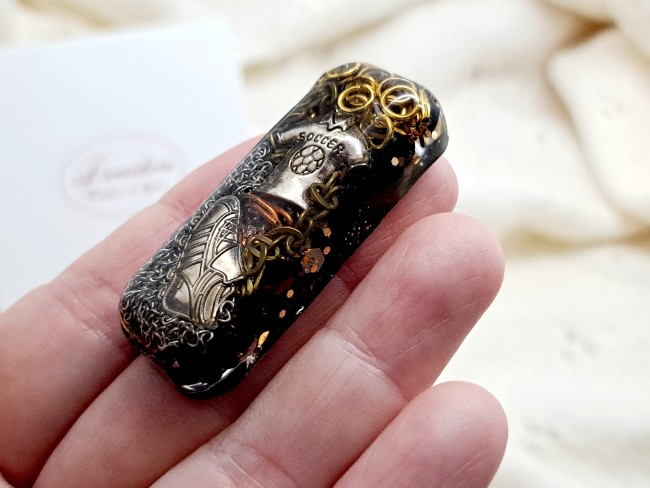 Orgonite de poche protection tourmaline noire pour cadeau noel sportif et amateur de football.