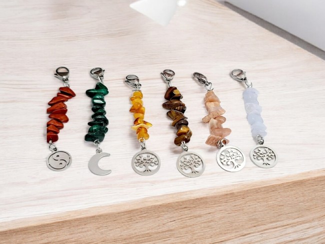 porte cle personnalisable en pierres baroques au choix pour petit cadeau noel, unisexe, anniversaire, maman