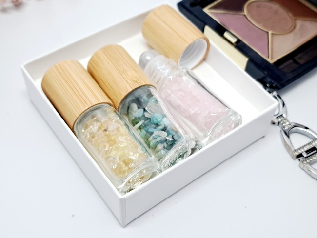 assortiment  de roll on en pierres naturelles cadeau bien être aromathérapie domidora