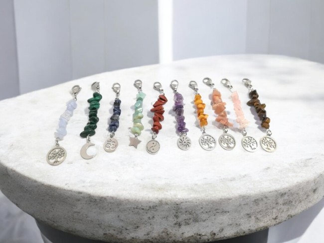 porte cle personnalisable en pierres baroques au choix pour petit cadeau noel, unisexe, anniversaire, maman