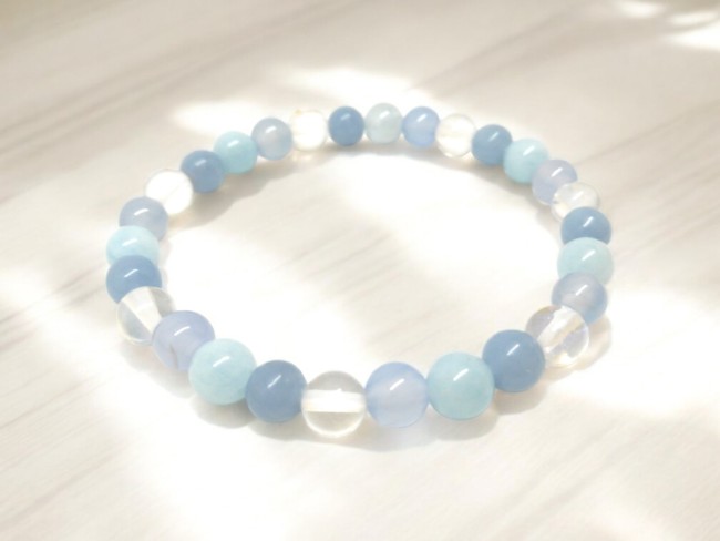 bracelet extensible en pierres naturelles calcedoine, aigue marine, aqua aura et celestine, pierre chakra gorge cadeau femme domidora