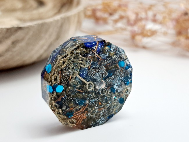 orgonite de poche protection lapis lazuli bleu et fleur de lotus pour cadeau merci noel ou anniversaire