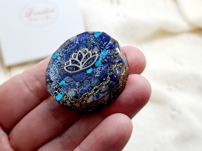 orgonite de poche protection lapis lazuli bleu et fleur de lotus pour cadeau merci noel ou anniversaire