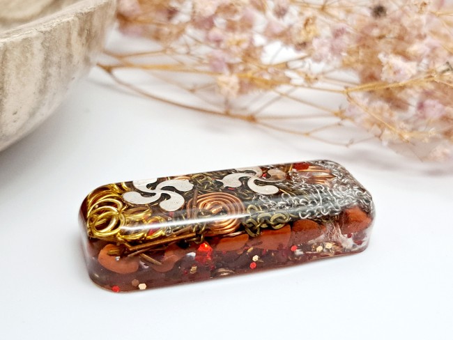 orgonite de poche protection en jaspe rouge et croix basque pour cadeau merci noel ou anniversaire