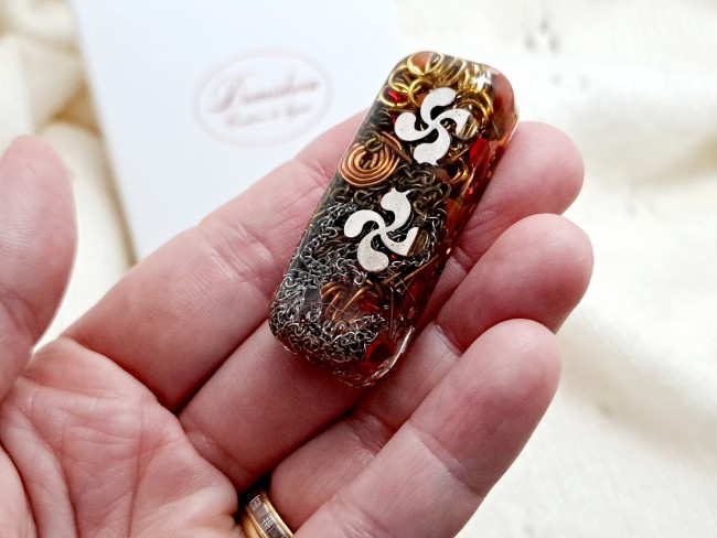 orgonite de poche protection en jaspe rouge et croix basque pour cadeau merci noel ou anniversaire