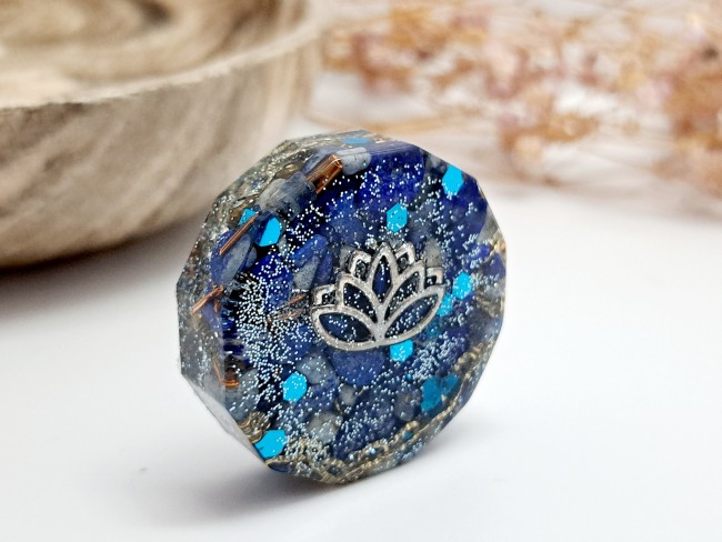 orgonite de poche protection lapis lazuli bleu et fleur de lotus pour cadeau merci noel ou anniversaire