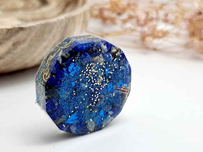 orgonite bleu de poche en lapis lazuli, cadeau protection noel unisexe, pierre naturelle