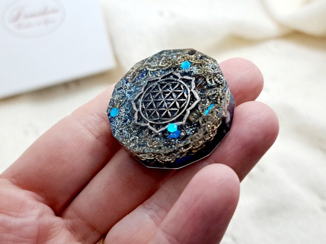 orgonite bleu de poche en lapis lazuli, cadeau protection noel unisexe, pierre naturelle