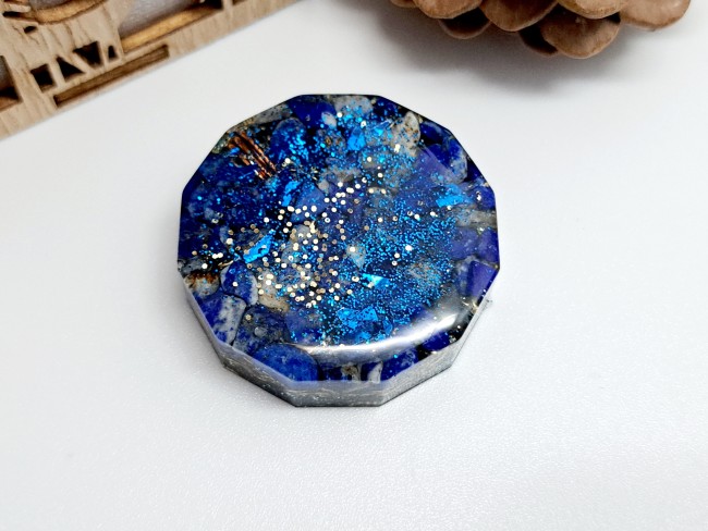 orgonite bleu de poche en lapis lazuli, cadeau protection noel unisexe, pierre naturelle