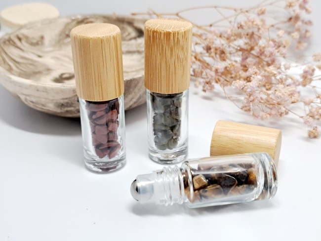 roll on pierres naturelles sur planche de bois