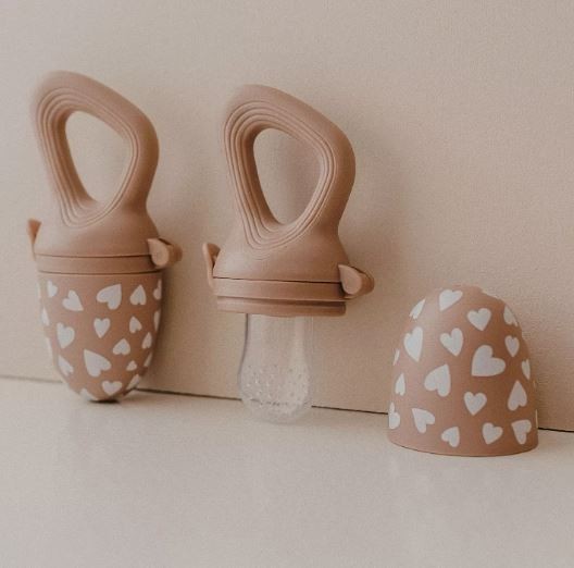 Tétine grignoteuse Zakuw Fall in Love taupe rose avec cœurs – Lilie & Co