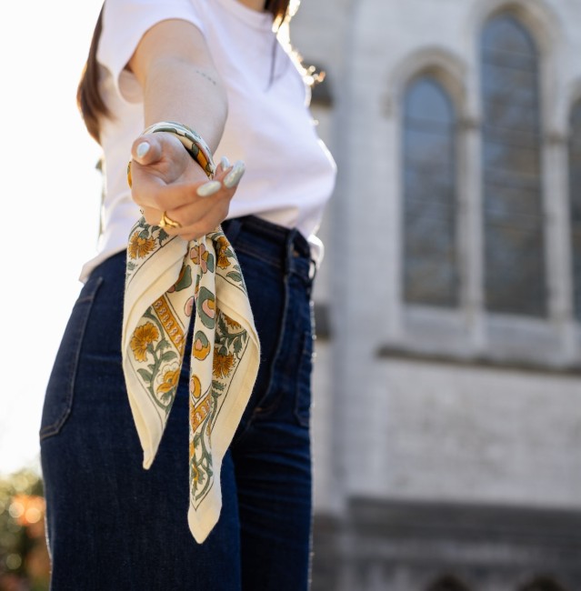 foulard-femme-coton-block-print-motif-leopard-rosa-sauge-ocre-50x50-noué-poignet-indien-bloomie-007