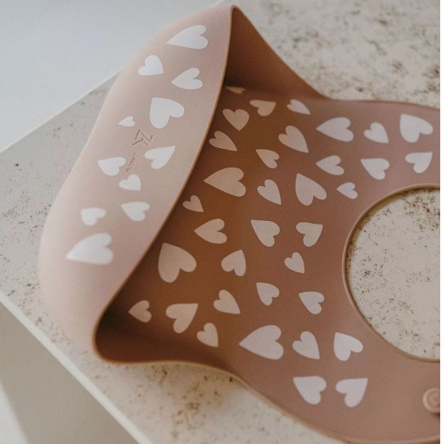 bavoir en silicone avec receveur coeurs taupe rose zakuw