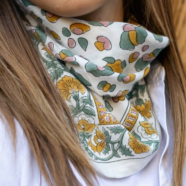 foulard-femme-coton-block-print-motif-leopard-rosa-sauge-ocre-50x50-porte-au-cou-indien-bloomie-006