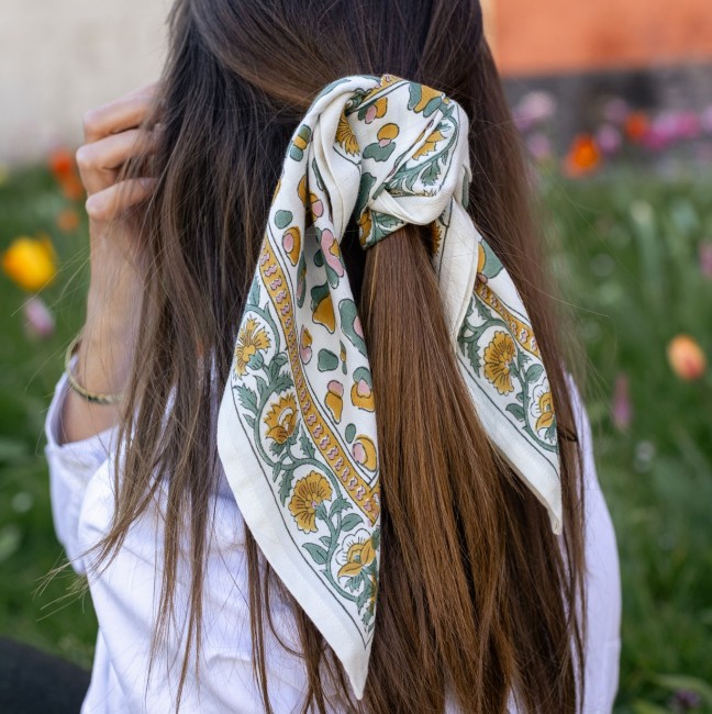foulard-femme-coton-block-print-motif-leopard-rosa-sauge-ocre-50x50-noué-cheveux-indien-bloomie-008