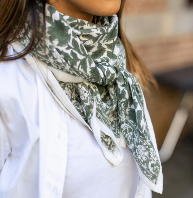 foulard indien Bloomie Serena kaki 100x100 cm motifs floraux kaki sur fond écru foulard indien Bloomie Serena kaki 100x100 cm motifs floraux kaki sur fond écru