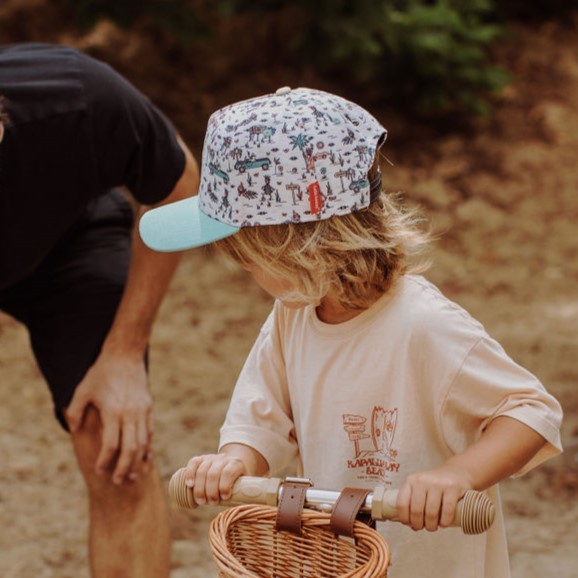 Casquette Hello Hossy enfant jungly – look école vacances Casquette enfant Hello Hossy jungly colorée tendance portée par enfant