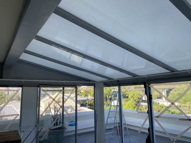 Exemple de pose d'un film solaire nanocéramique Réflectiv IR80 sous une toiture en polycarbonate alvéolaire. Réduction de chaleur immédiate. #filmsolaire974