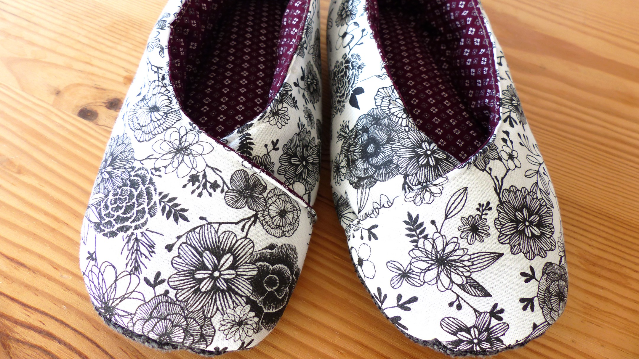Chaussons femme japonais fleuris noir et blanc