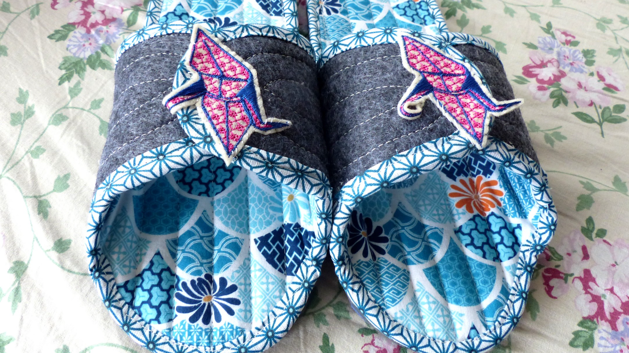 Chaussons femme mules ouvertes et sa broderie 