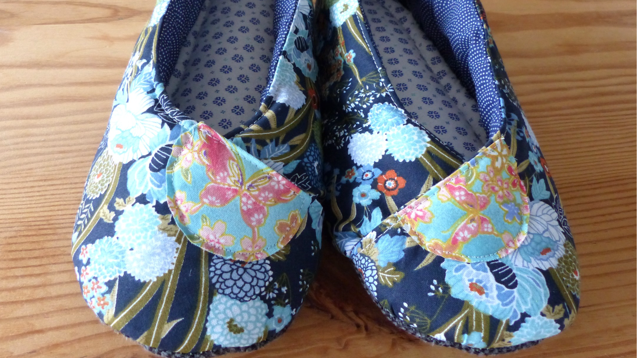 Chaussons japonais fleuris bleu
