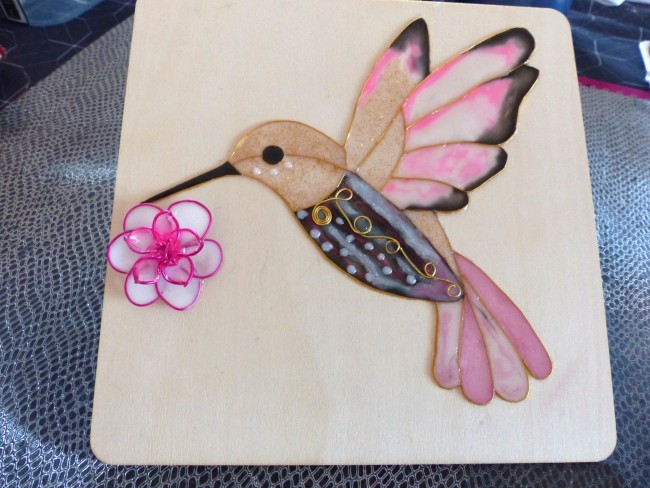 Colibri en cloisonnage et résine rose - noir et fil doré