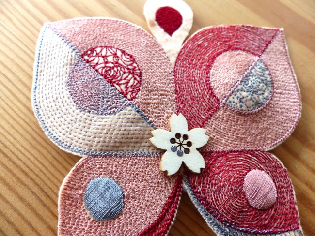 Papillon moderne brodé, tons gros-rouge-cuivré, appliqué