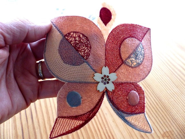 Papillon moderne brodé, tons gros-rouge-cuivré, appliqué