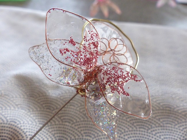 Pique broche Orchidée translucide et micros billes de verre