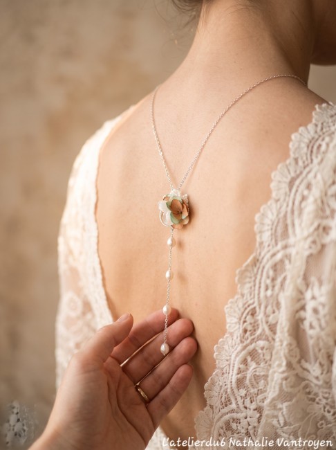 Flore collier de dos