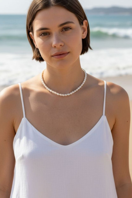 Collier de perles ras le cou