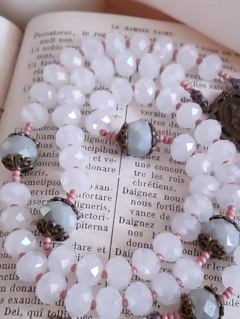 perles en verre blanc et gris