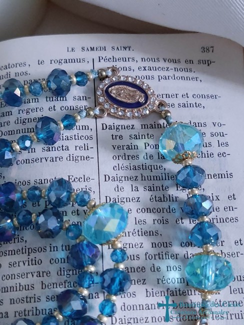perles bleues scintillantes