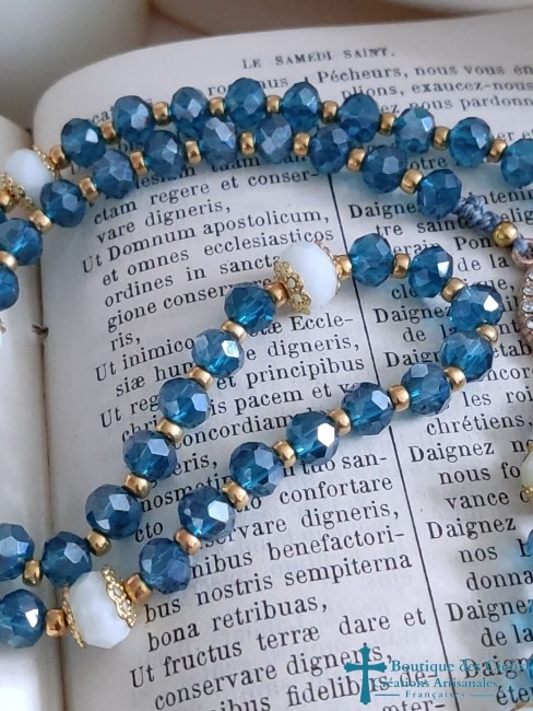 perles bleues en verre irisé