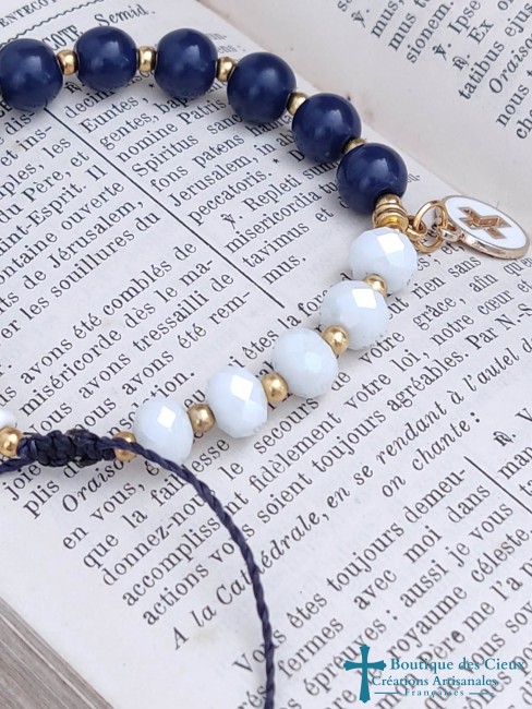 perles en verre blanc et bleu