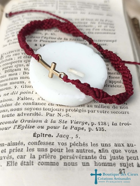 bracelet connecteur croix dorée tissage aile d'ange rouge