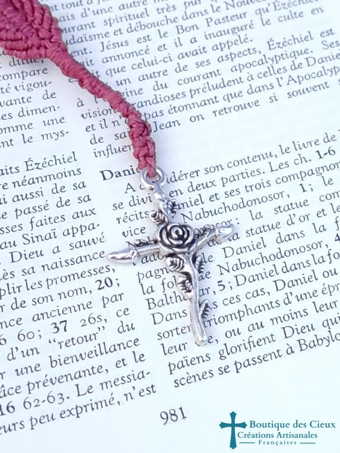 croix argentée rose en relief