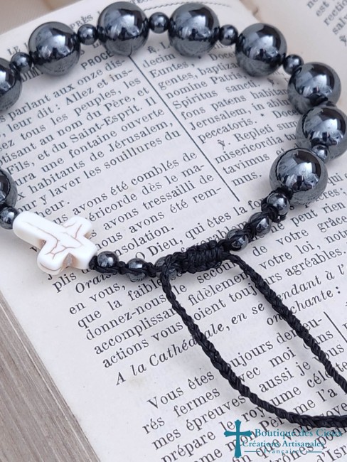 bijou chrétien en pierre naturelle