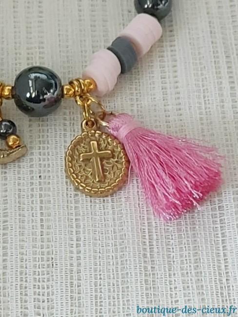 bracelet heishi rose et gris médaille croix dorée