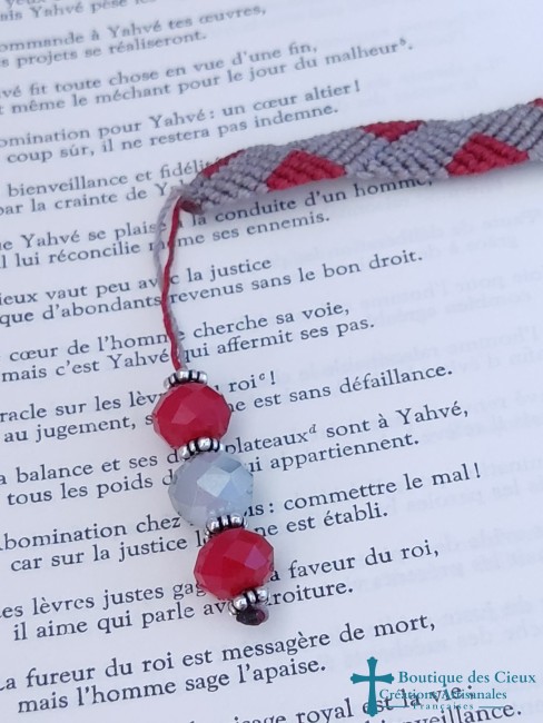 perles en verre rouge et grise
