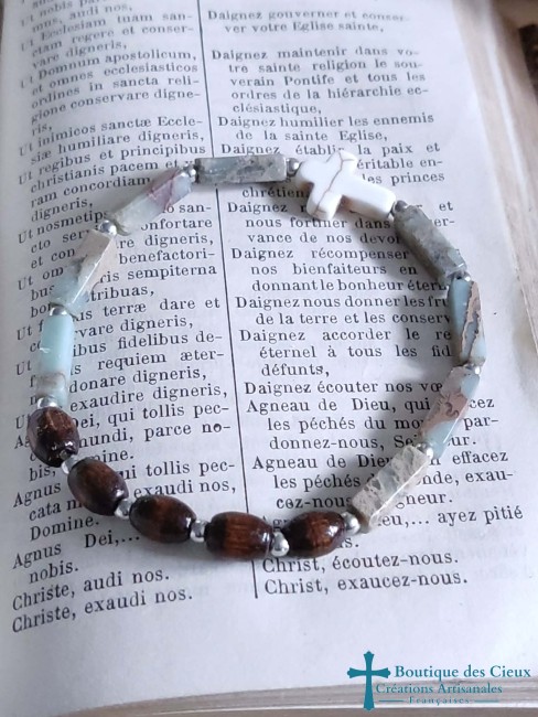 bracelet en pierre et croix chrétienne