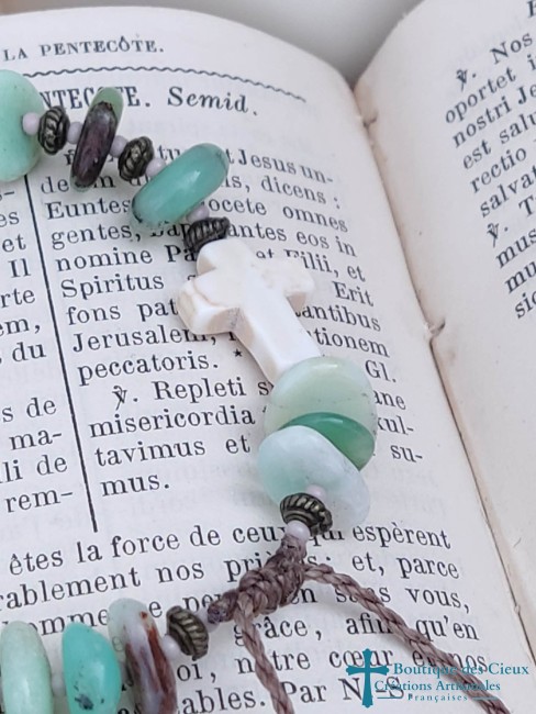 jade vert et croix synthétique